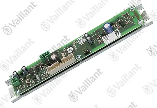 Vaillant Leiterplatte mit mehreren elektrischen Komponenten und Anschlüssen, platziert auf einem Träger aus Metall.